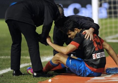 Diego Costa torce tornozelo mas acredita que poderá jogar com a seleção