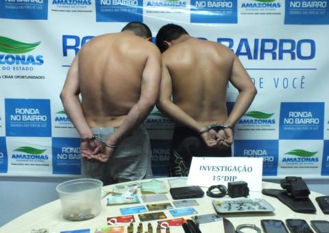 Policiais prendem dupla com armas, droga e dinheiro  