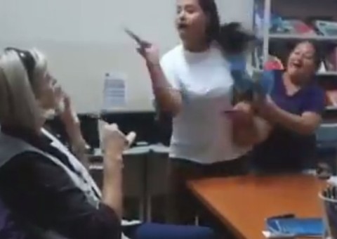 Mãe de aluno aponta faca e ameaça de morte diretora de escola; assista