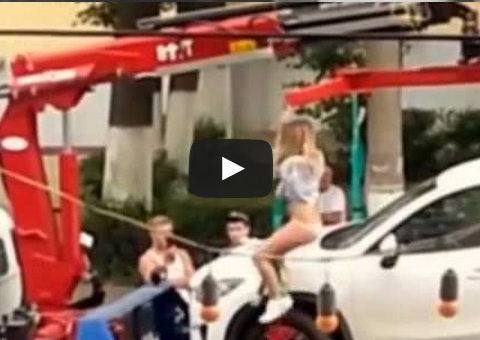 Mulher tira a roupa e sensualiza para não ter carro guinchado