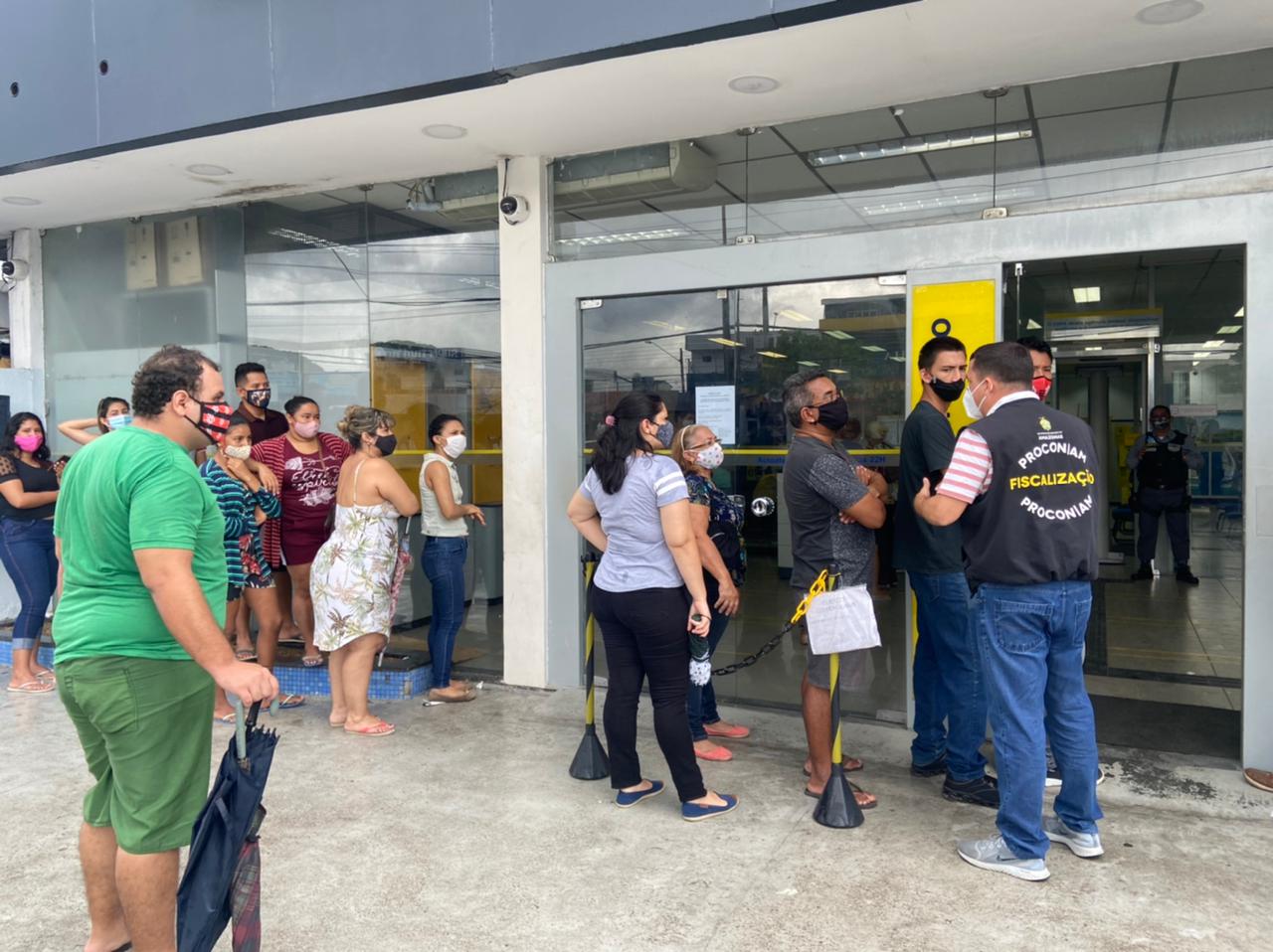 Agências bancárias são autuadas por descumprir 'lei das Filas' em Manaus
