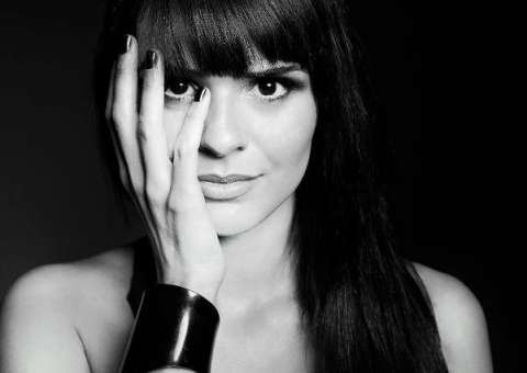 DJ Anna faz apresentação nesta sexta de Carnaval no SUB