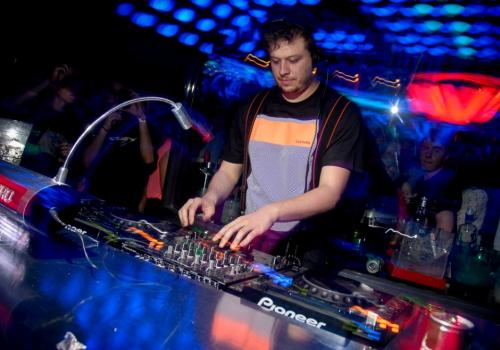 Sétimo melhor DJ do país se apresenta sexta no SUB