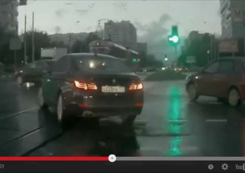 "Carro fantasma" provoca acidente em cruzamento