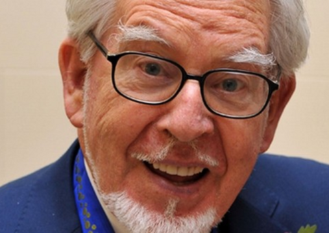 Ex-apresentador infantil Rolf Harris é considerado culpado por abuso sexual