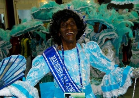 Morre aos 95 anos Tia Dodô, primeira porta-bandeira da Portela 