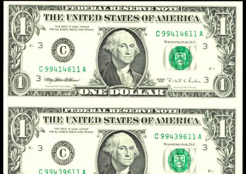 Dólar cai mais de 3% e fecha a R$ 2,35 após medidas do BC