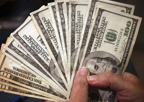 Dólar cai e tem menor cotação do mês