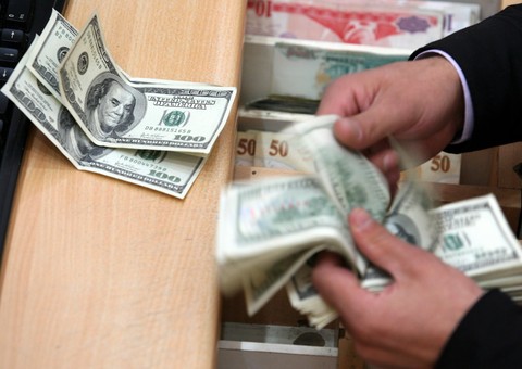 Dólar comercial  fecha a R$ 3,250 e  pode chegar a R$ 3,50 na próxima semana