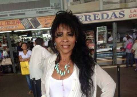 "Doméstica mais bonita do DF" luta por adoção de filho 