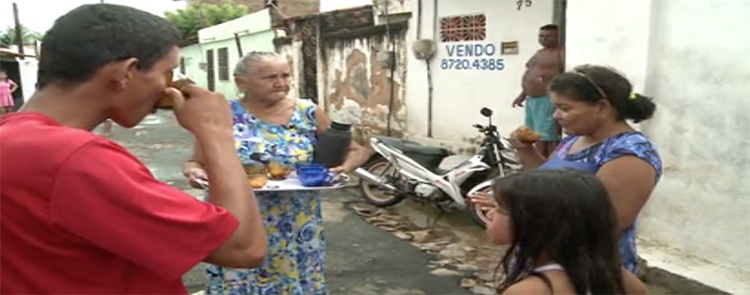 Sem cobrar nada, aposentada distribui café pelas ruas de seu bairro