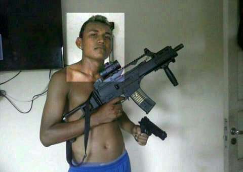 Traficante exibe arma de alto poder de fogo no WhatsApp