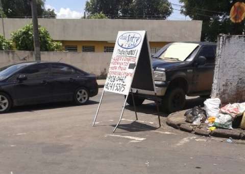Comerciante faz propaganda no meio da rua no Parque 10