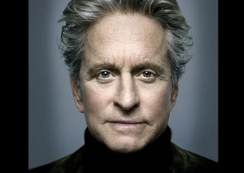 Michael Douglas nega ter atribuído seu câncer ao sexo oral