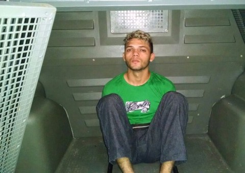 Assaltante tenta fugir e é preso por alunos oficiais