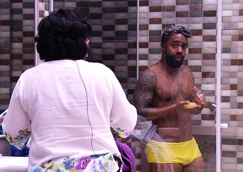 BBB 15: Douglas toma banho peladão e mostra atributos