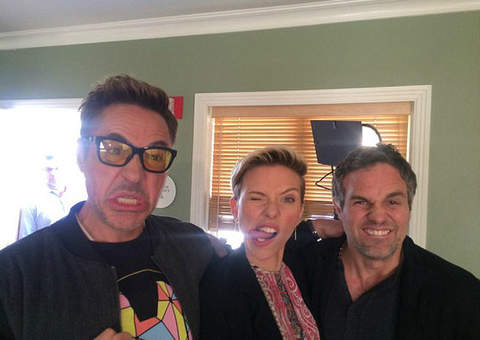 Robert Downey Jr divulga fotos ao lado do elenco de "Os Vingadores"