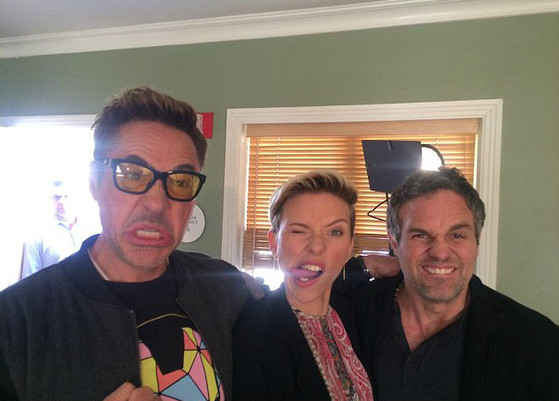 Robert Downey Jr divulga fotos ao lado do elenco de "Os Vingadores"