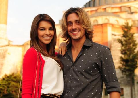 Drica e Pepeu quase são presos por beijo em público