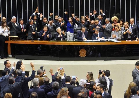 Aprovado projeto que obriga presença de farmacêuticos nas drogarias