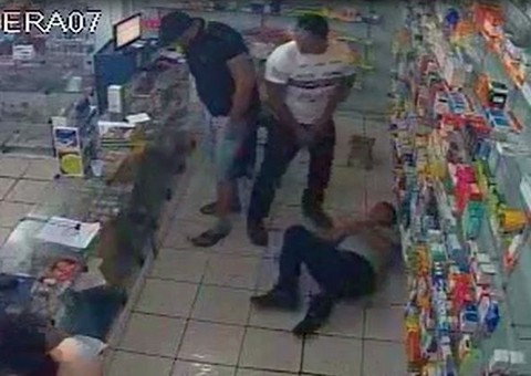 Vídeo mostra assaltantes rendendo policial
