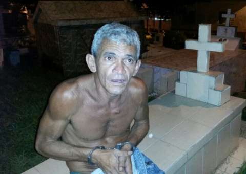 Coveiro escondia droga em sepultura e é acusado de comercializar ossada humana