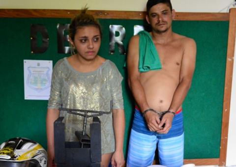 Casal é preso com arma e dois quilos de cocaína  