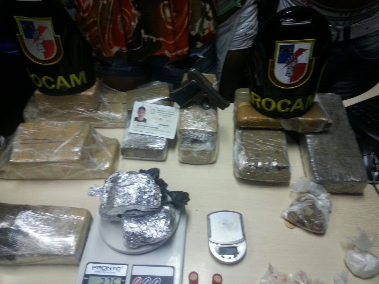 Rocam prende quadrilha com 10 kg de droga e arma de fogo