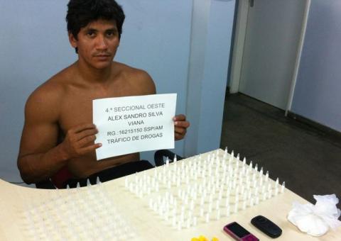 Polícia prende  homem comercializando cocaína em praça