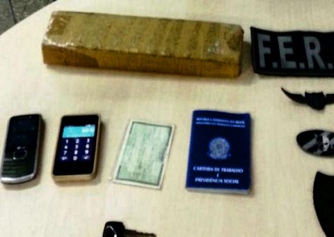 Depois de escalar muros e telhados, homem é preso com 1 kg de maconha