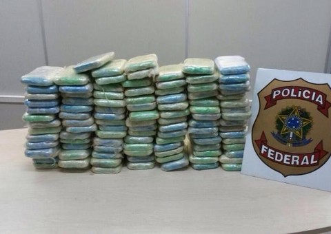 PF apreende 110 kg de cocaína em posto de gasolina na Zona Leste
