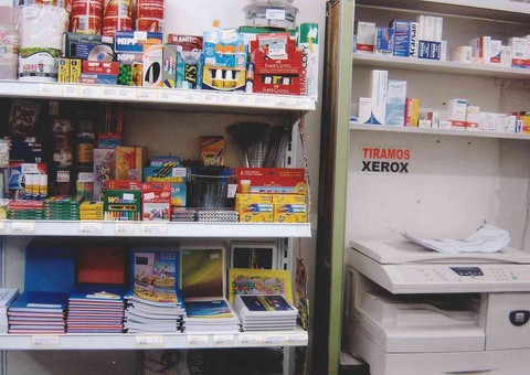 Assaltantes são recebidos à bala por um cliente de drogaria