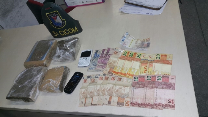 Dupla é presa transportando mais de 3 kg de maconha  