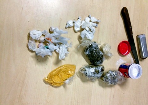 Foragido de justiça é preso com porções de pasta base de cocaína