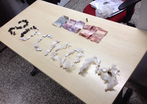 Homens são presos em terreno baldio com pasta base de cocaína