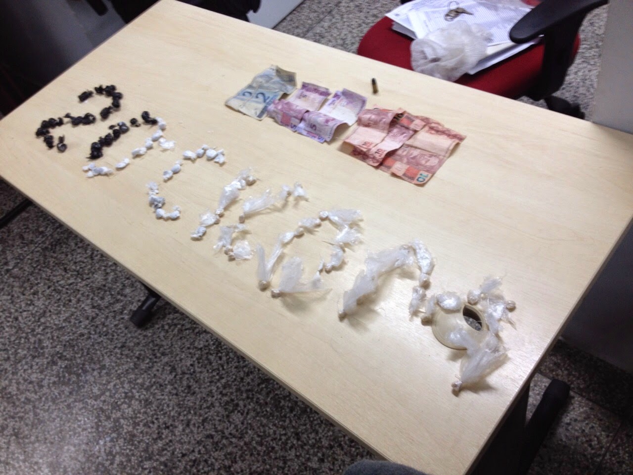 Homens são presos em terreno baldio com pasta base de cocaína