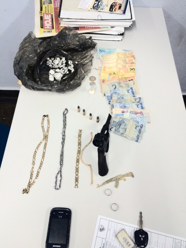 Homens com arma de fogo e drogas são presos no Japiim