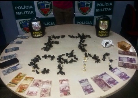  Policiais da Força Tática prendem mulher por tráfico de entorpecentes no Zumbi 