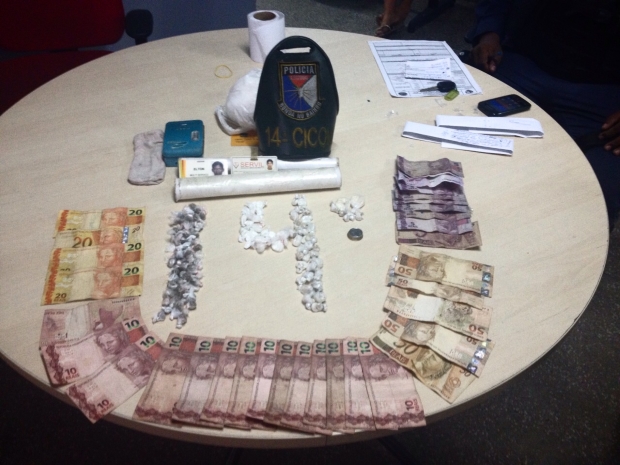 Com mais de 100 trouxinhas de drogas, mulher é presa na zona leste