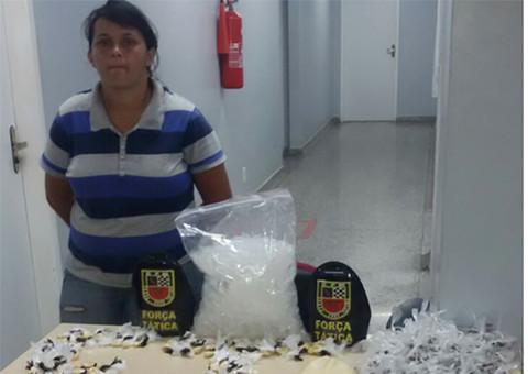Mulher presa com mais de 1 kg de pasta-base