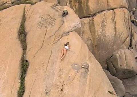 Drone fotografa ensaio em praia deserta