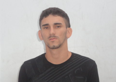 Homem é preso e adolescente apreendido com 56 trouxinhas de drogas no Morro da Liberdade