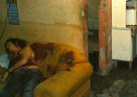 Marido mata esposa a facadas e foge com vizinho