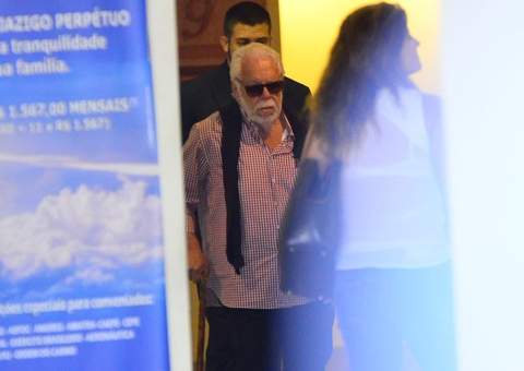 Famosos vão ao velório de Pedro Almeida, filho de Manoel Carlos