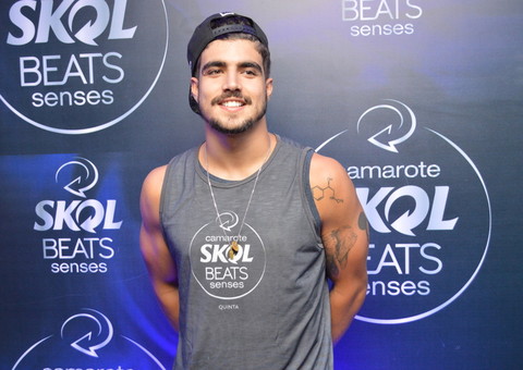 Perseguido por fã, Caio Castro se tranca em banheiro de camarote