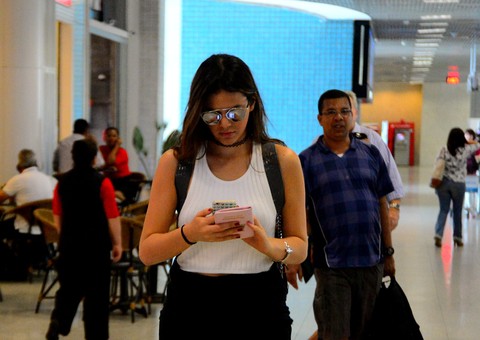 Bruna Marquezine embarca cheia de estilo no Rio