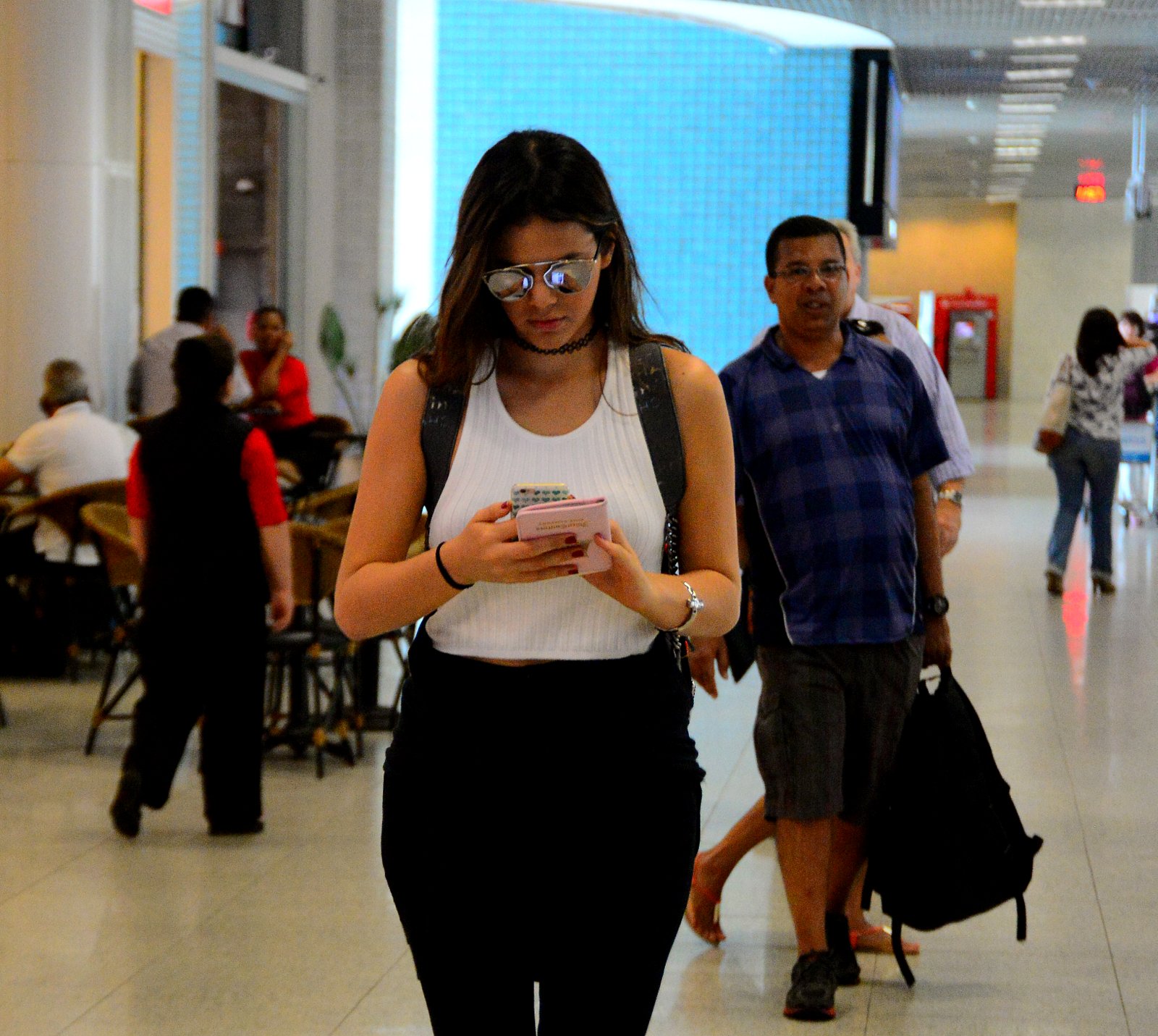 Bruna Marquezine embarca cheia de estilo no Rio