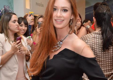 Marina Ruy Barbosa aparece com modelito sexy e elegante  em evento