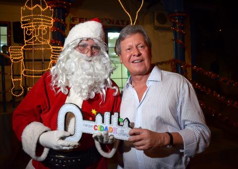 Prefeito entrega chave da Cidade da Criança para o Papai Noel