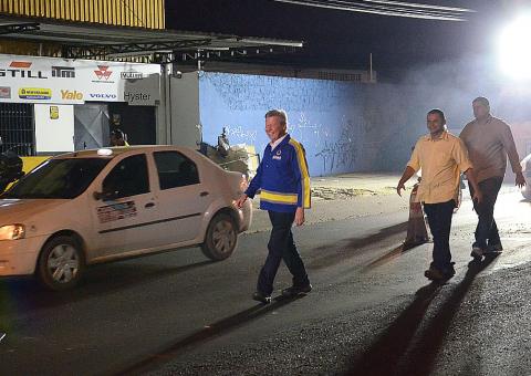 Artur inspeciona obras e anuncia recapeamento no entorno da Marina do David